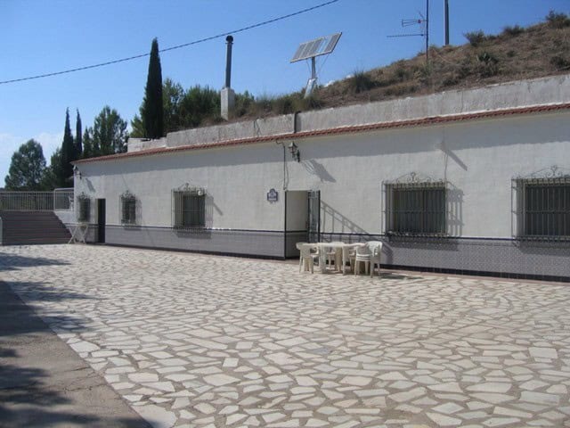 Farm property in Cullar, Granada with spacious outdoor area and traditional architecture.