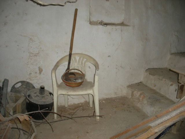 Authentic cave house interior with rustic charm in Cuevas del Campo, Granada.