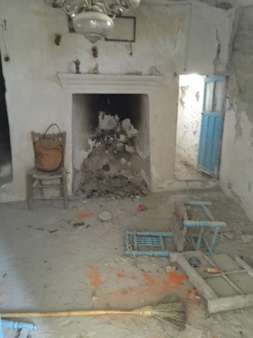 Historic cave home with rustic interior in Galera, Granada. Perfect for renovation and unique living.