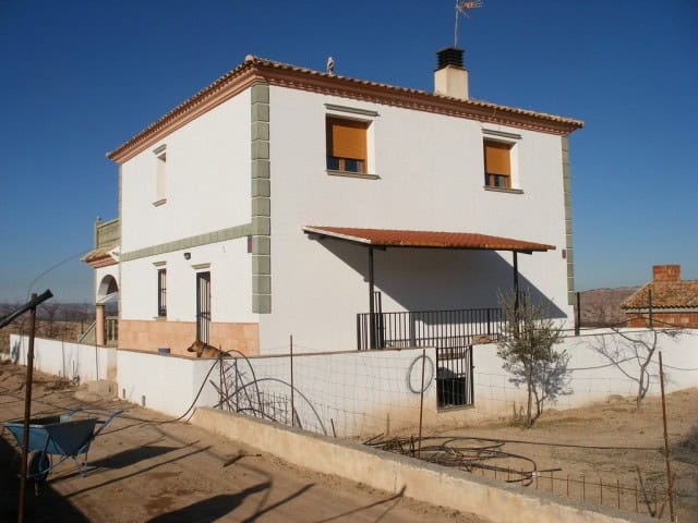 Charming rural house in Freila, Granada, with spacious outdoor area and mountain views.