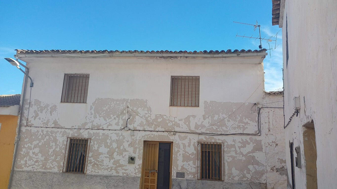 Charming village house in Larva, Jaen, with rustic exterior and traditional features.