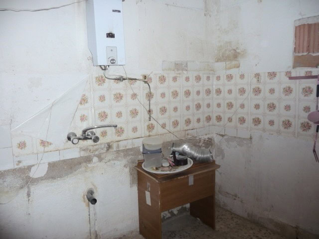 Charming village property in Larva, Jaen, featuring rustic interiors and potential for renovation.