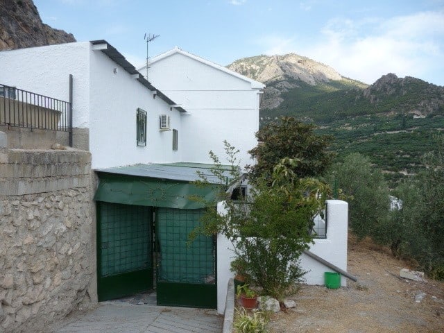 Charming village house in Belerda, Jaen with mountain views and lush greenery.