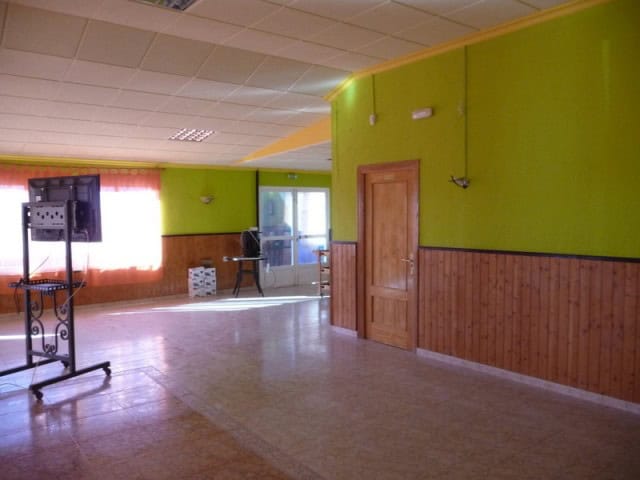 Commercial property interior with vibrant green walls in Benamaurel, Granada, suitable for business.