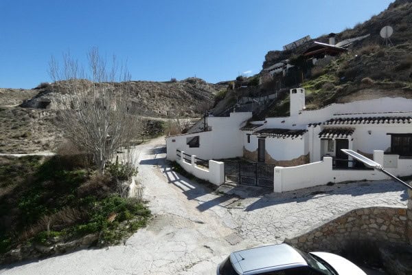 Charming cave house in Galera, Granada, with whitewashed walls and scenic mountain views.