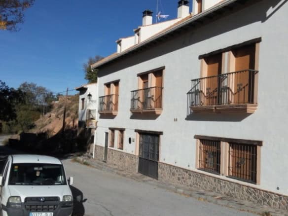 Commercial property for sale in Gor, Granada with potential for business development.