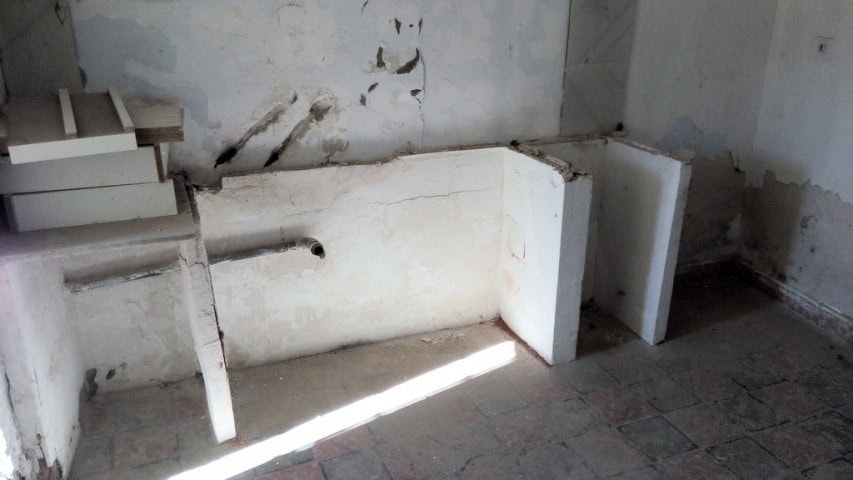 Ruin in Cuevas del Campo, Granada with exposed walls and plumbing.