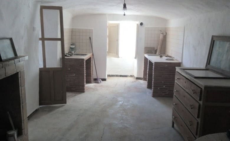 Charming cave house interior in Freila, Granada, showcasing rustic design and renovation details.