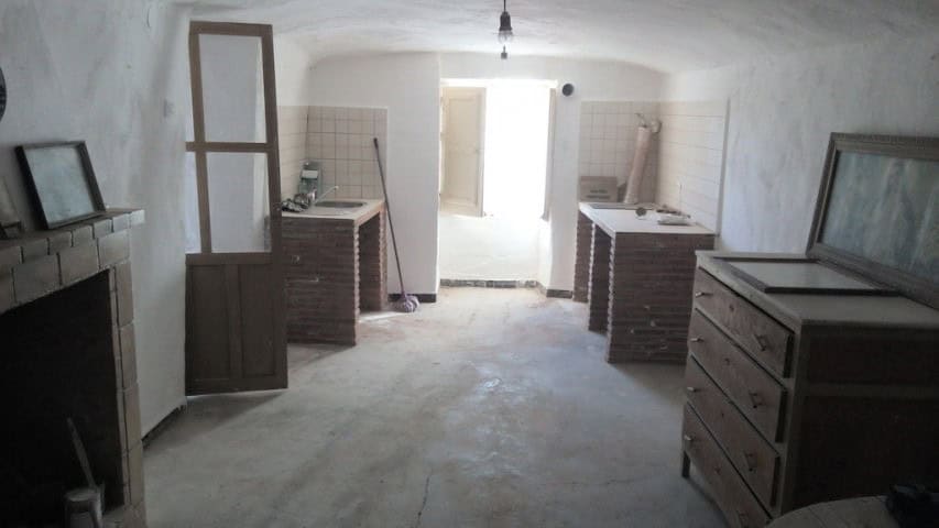 Charming cave house interior in Freila, Granada, showcasing rustic design and renovation details.