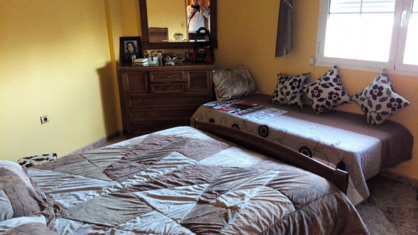 Comfortable apartment in Baza, Granada with two bedrooms and natural light.