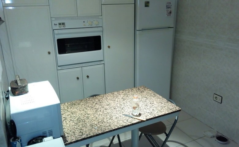Bright apartment interior with kitchen and dining area in Baza, Granada.