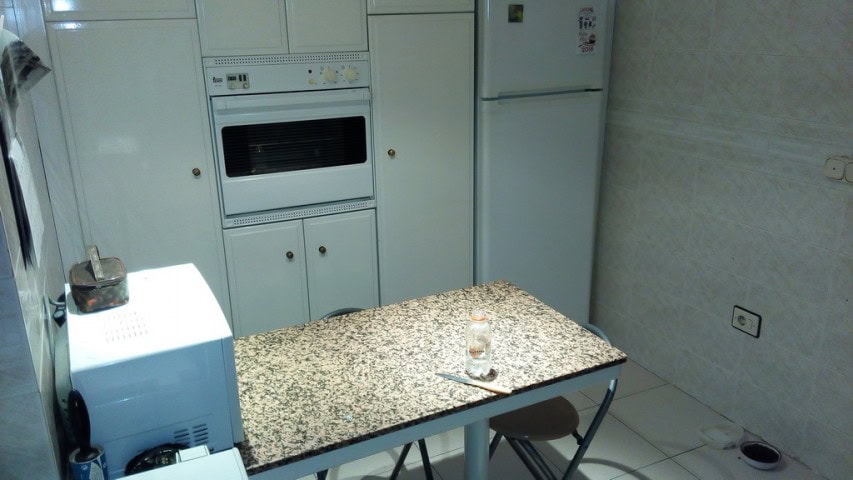 Bright apartment interior with kitchen and dining area in Baza, Granada.
