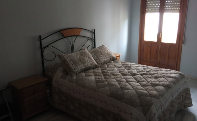 Comfortable bedroom with double bed and natural light in Baza, Granada.