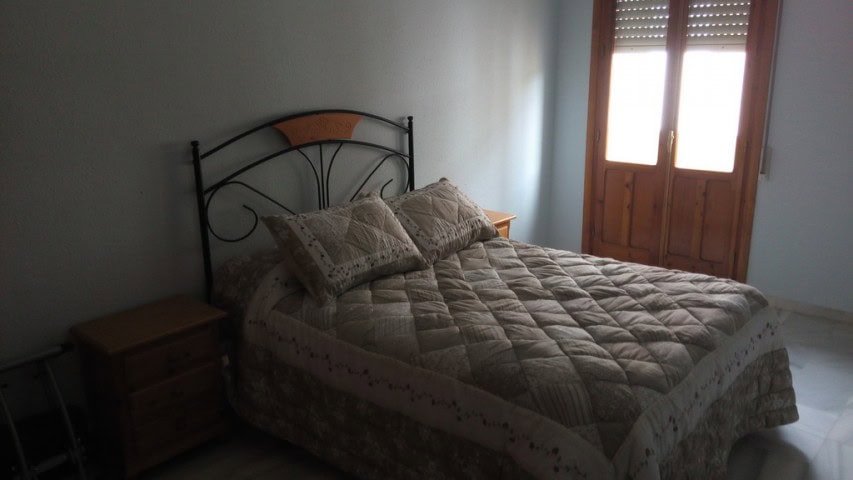 Comfortable bedroom with double bed and natural light in Baza, Granada.