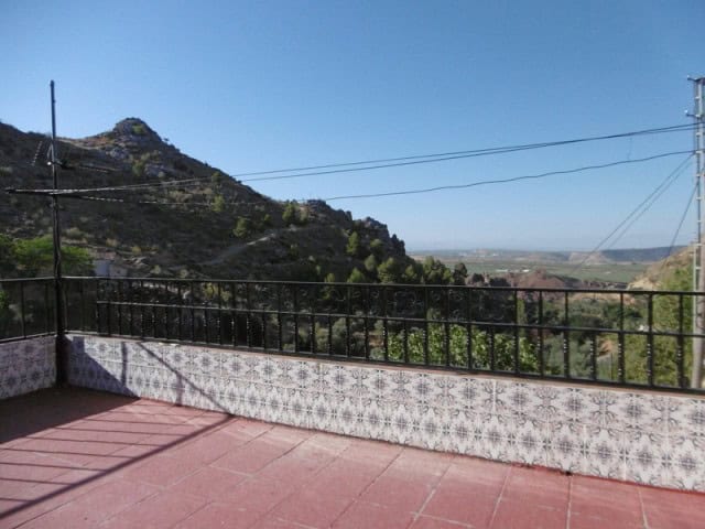 Village property with scenic mountain views in Cuenca, Jaen. Perfect for a peaceful countryside retr.