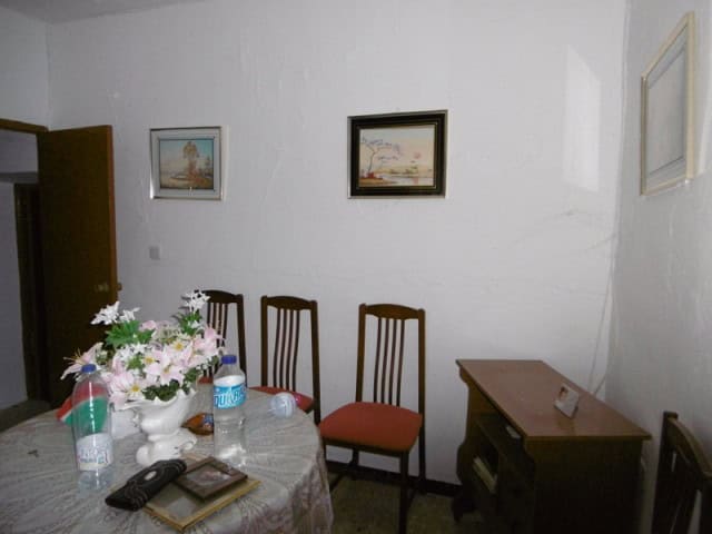 Charming village property in Belerda, Jaen, featuring a cozy interior with a dining area and simple.