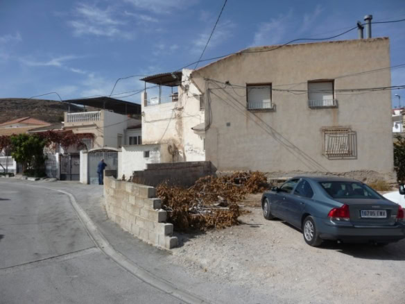 Charming town house in Baza, Granada, with outdoor space and parking. Ideal for renovation or invest.
