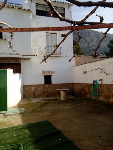 Charming village house in Rosales, Jaen with outdoor space and mountain views. Perfect for a peacefu.