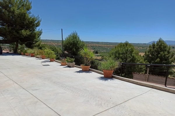 Charming cave house in Fontanar, Jaen, surrounded by lush greenery and scenic views. Perfect for a u.