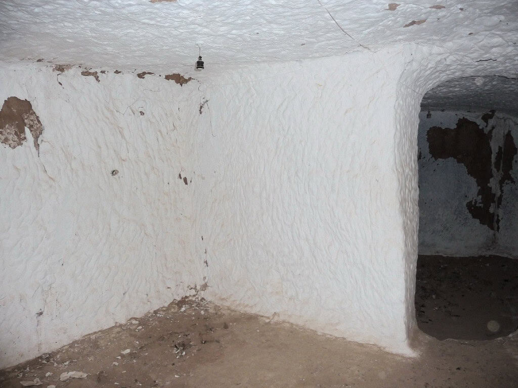 Cave house interior in Freila, Granada, showcasing traditional whitewashed walls and unique undergro.