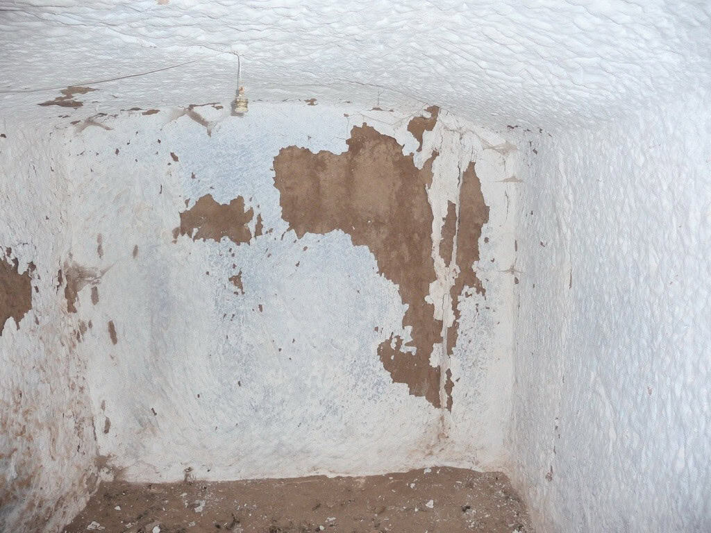 Cave house interior in Freila, Granada with rustic walls and natural stone features.