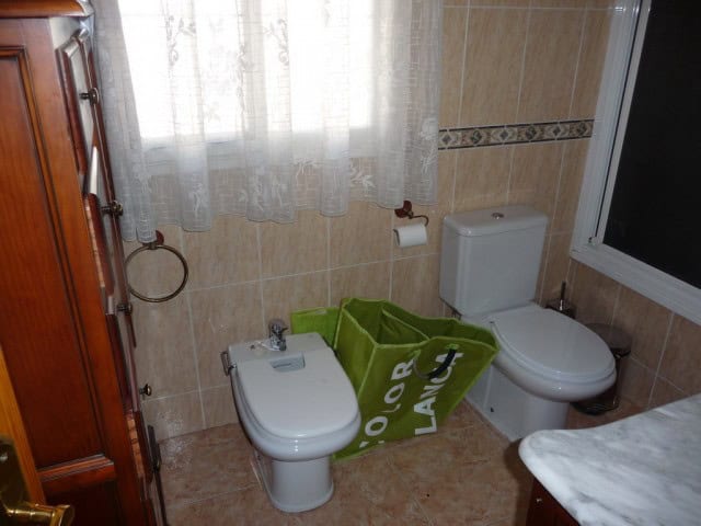 Charming village property in Zujar, Granada featuring a bathroom with bidet and toilet, ideal for re.