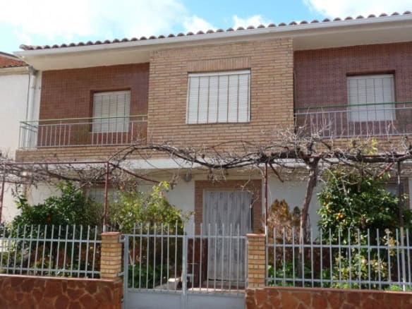 Charming village house in Zujar, Granada with garden and balcony views. Perfect for a peaceful count.