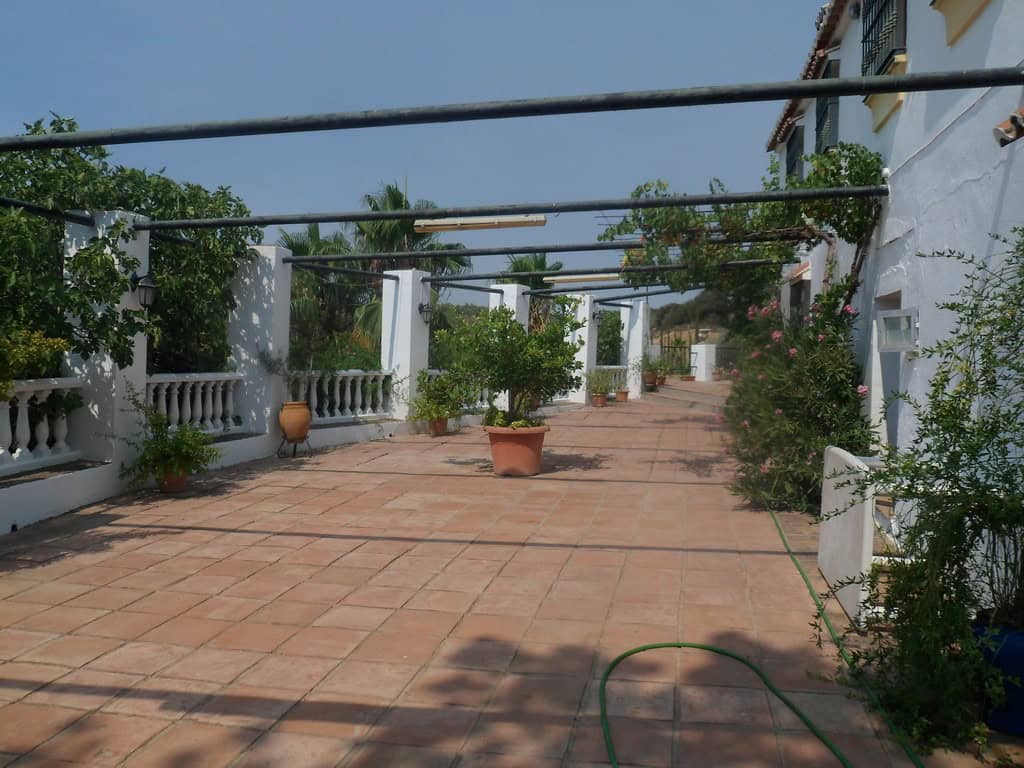 Commercial property in Loja, Granada with spacious outdoor terrace and lush greenery. Commercial property in Loja, Granada featuring a large outdoor terrace with plants and scenic surrou.