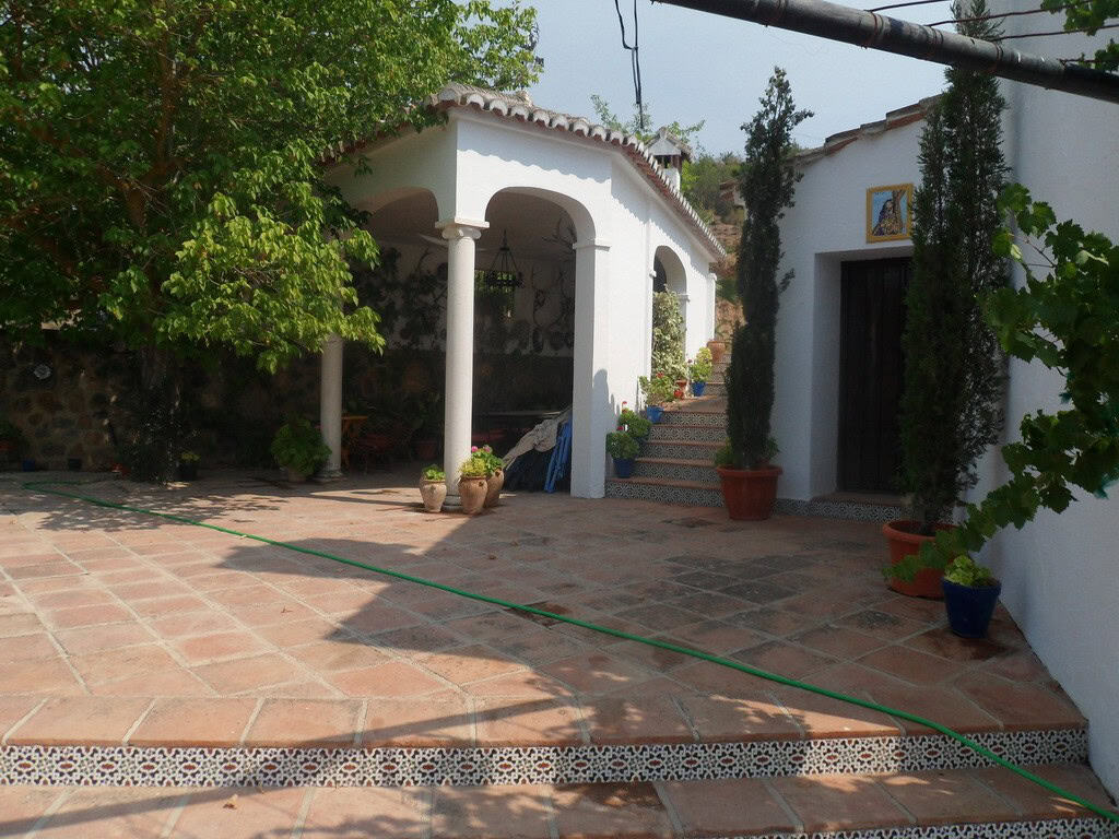 Commercial property in Loja, Granada with outdoor patio and lush greenery. Commercial property in Loja, Granada featuring a charming outdoor patio and vibrant plants.