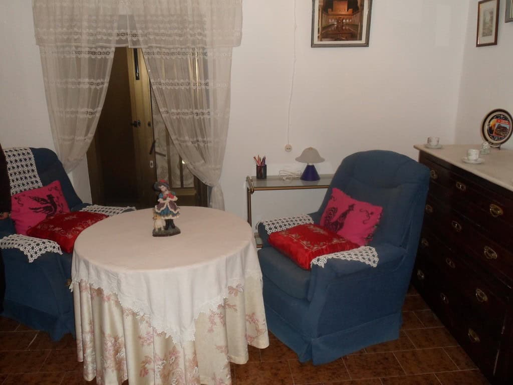 Cozy interior of a cave house in Freila, Granada, featuring traditional furniture and decor.