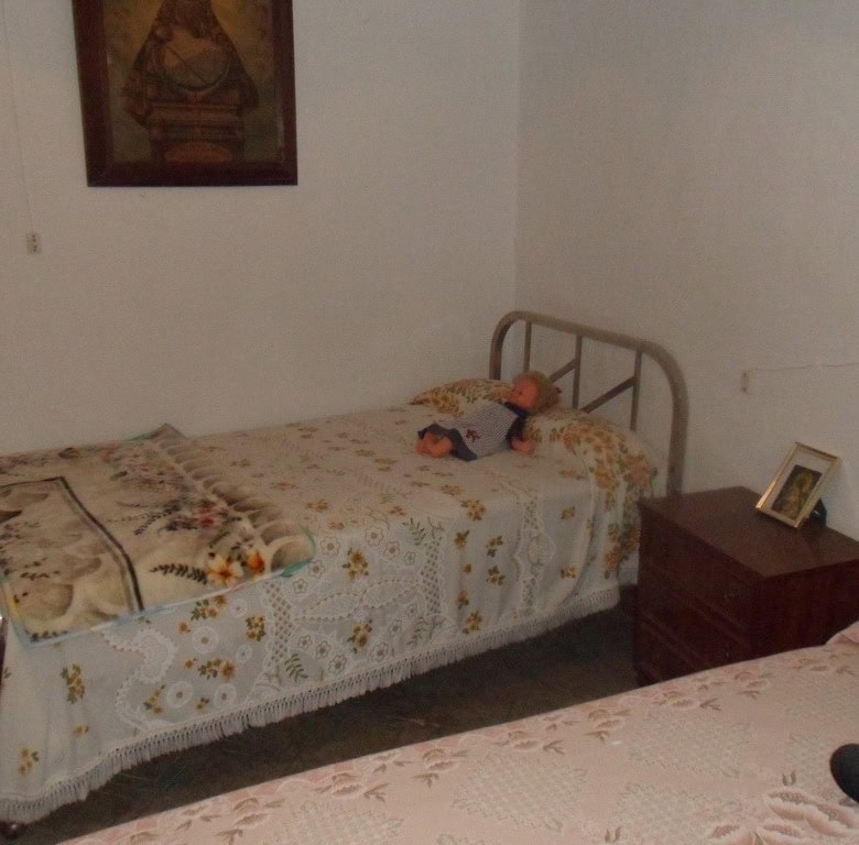 Charming bedroom in a cave house located in Freila, Granada, featuring traditional decor and rustic.