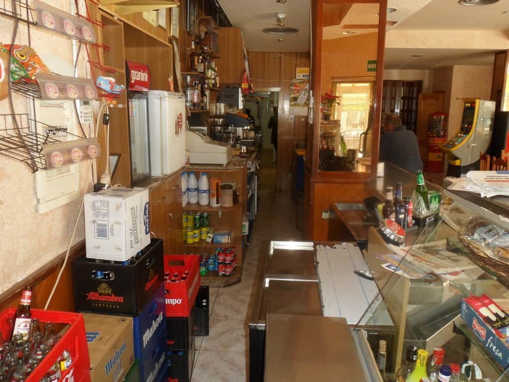 Commercial space for sale in Cuevas del Campo, Granada, ideal for business opportunities.