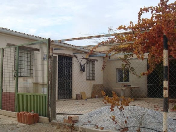 Charming rural property in Hijate, Almeria, featuring a garden and outdoor space with a rustic fence.