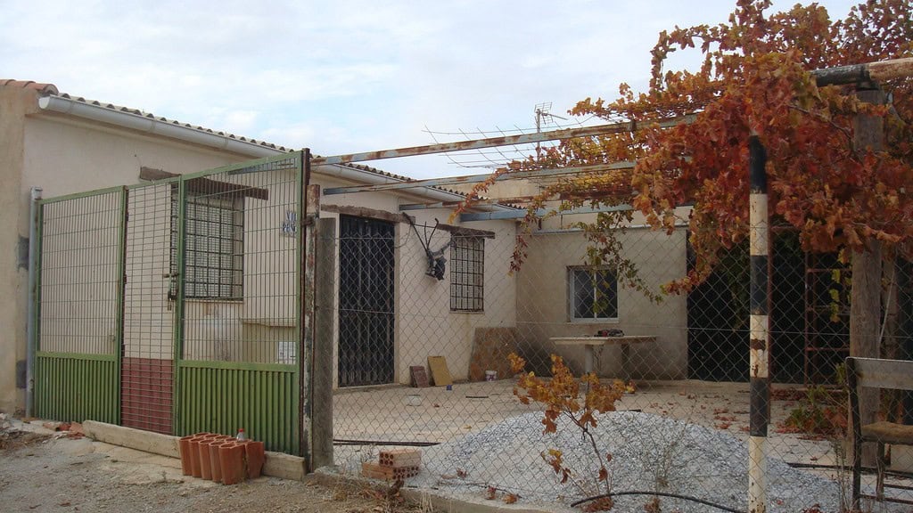 Charming rural property in Hijate, Almeria, featuring a garden and outdoor space with a rustic fence.
