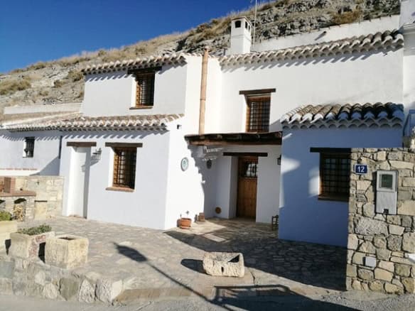 Cave house in Galera, Granada with whitewashed walls and traditional architecture. Perfect for a uni.