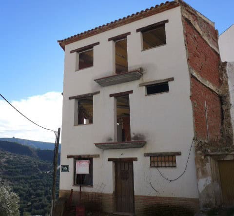 Town house for sale in Castril, Granada, with potential for renovation and scenic mountain views.