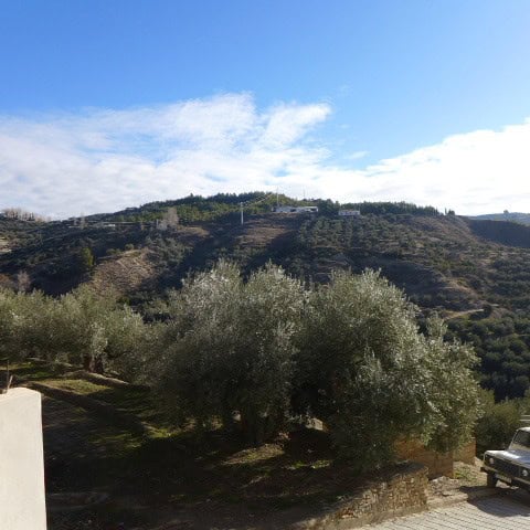 Town house in Castril with scenic mountain views and lush greenery. Perfect for a peaceful countrysi.