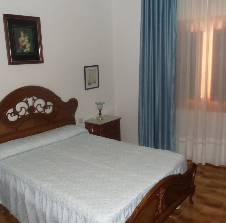 Cave house interior in Freila, Granada with a cozy bedroom and traditional decor.