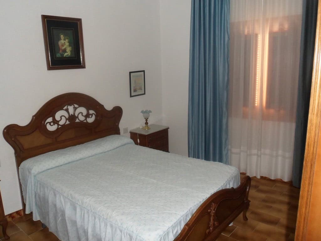 Cave house interior in Freila, Granada with a cozy bedroom and traditional decor.