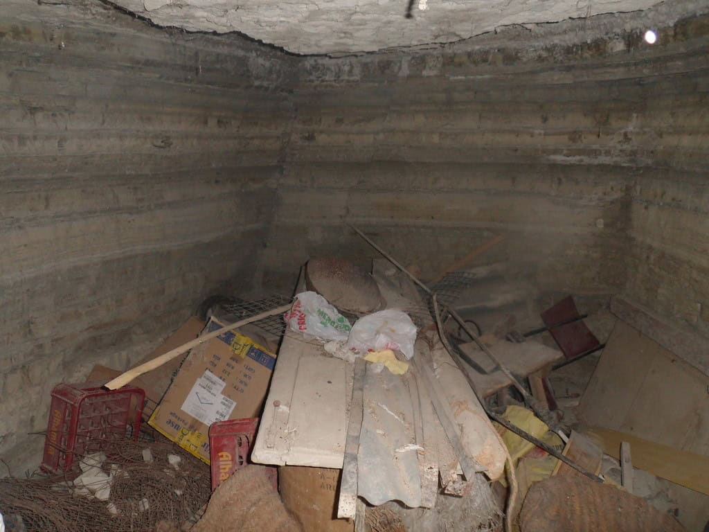 Interior view of a cave house in Benamaurel, Granada, showing construction materials and rustic feat.
