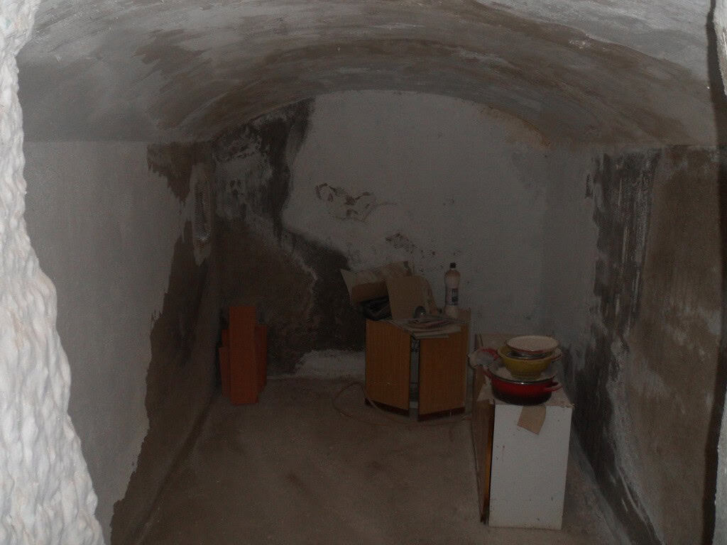 Cave house interior with rustic stone walls and arched ceiling in Freila, Granada. Ideal for renovat.