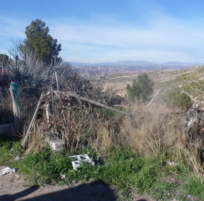 Cave house in Freila, Granada with scenic mountain views and rustic surroundings.