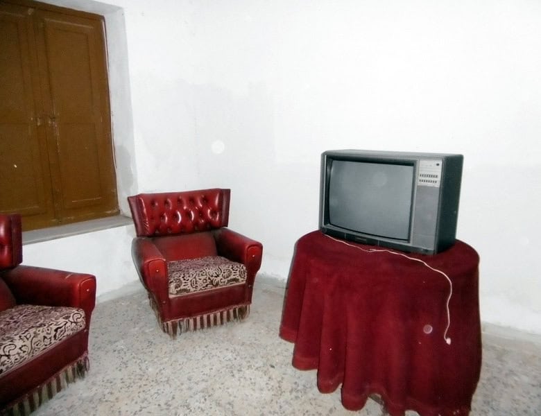 Cozy living room with vintage furniture and an old TV in Tijola, Almeria.