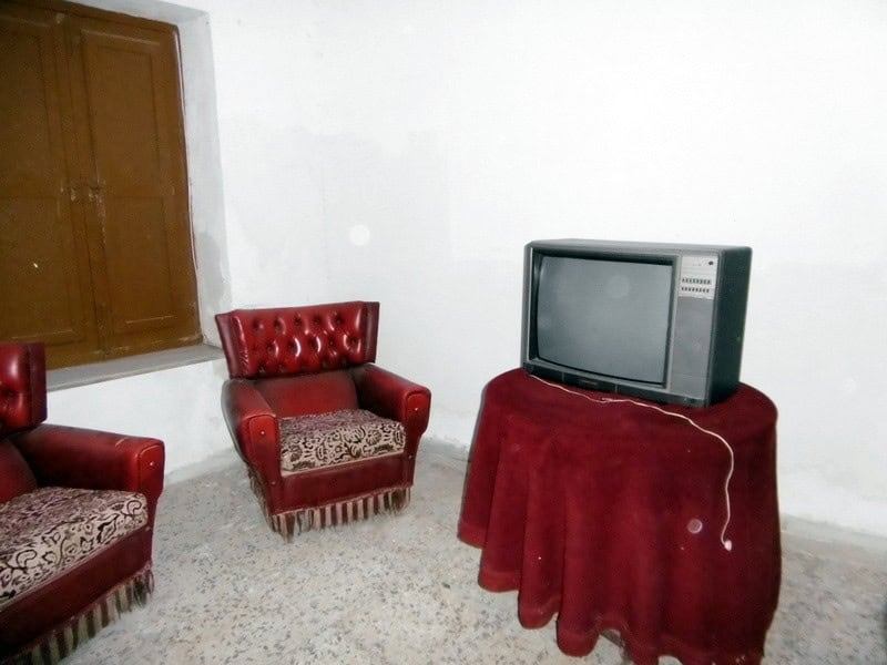 Cozy living room with vintage furniture and an old TV in Tijola, Almeria.