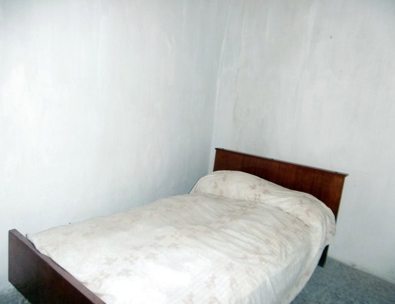 Spacious bedroom in a town house located in Tijola, Almeria, offering a cozy and functional living s.