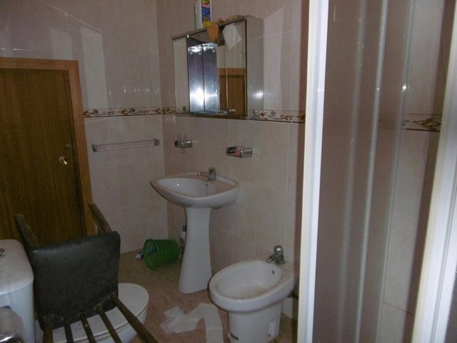Bathroom with sink, bidet, and shower in Tijola property.
