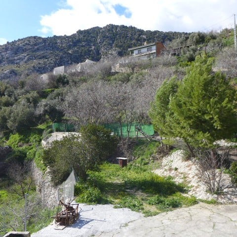 Charming rural property with scenic mountain views in Don Pedro, Jaen, ideal for countryside living.