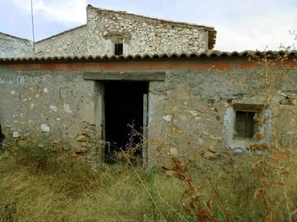 Rustic stone house in Hijate, Almeria, ideal for renovation and countryside living.