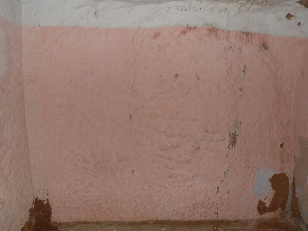 Cave house interior wall in Freila, Granada, showcasing traditional construction.