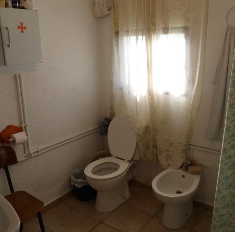 Cozy bathroom with natural light in a rural farm setting in Baza, Granada.